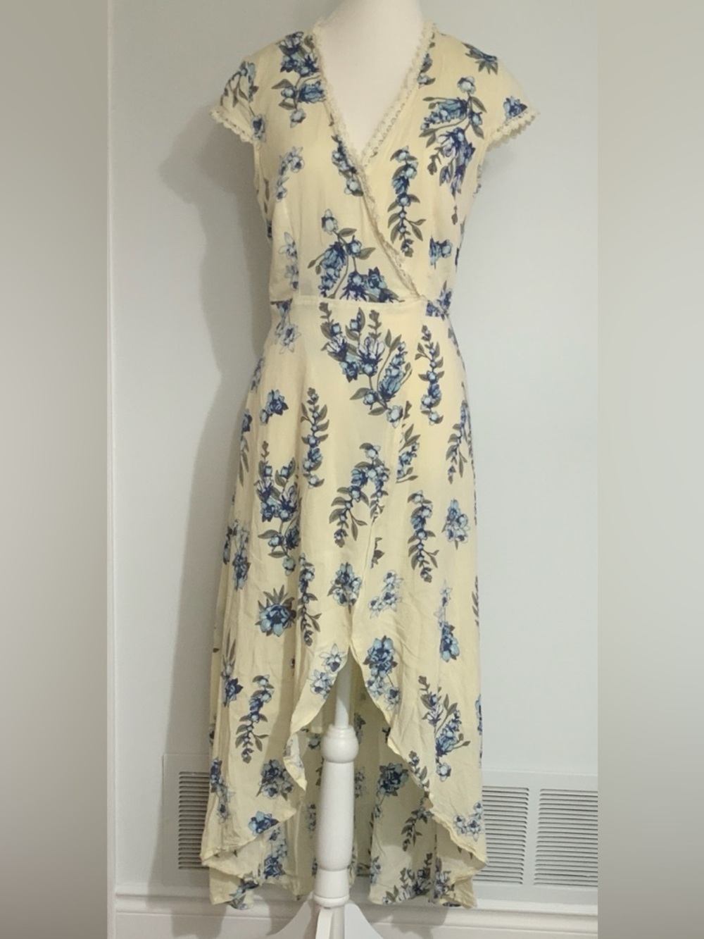 Solitaire Size M Cream Dress with Blue Floral Print and Lace Trim